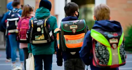 Il governo: si andrà a scuola fino alla prima media anche in zona rossa