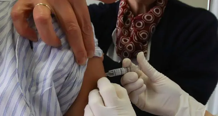 Obbligo di vaccino solo per gli operatori sanitari a contatto con i pazienti