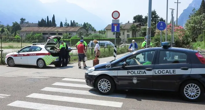 Da lunedì via il divieto di mangiare e bere negli spazi pubblici