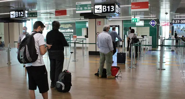 La polemica sui viaggi all'estero: obbligo di quarantena e doppio tampone anche al rientro da aree Ue