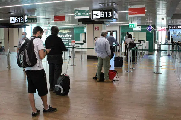 Traffico passeggeri in partenza e in arrivo all'aeroporto di Fiumicino.