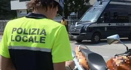Per scappare lancia contro gli agenti lo scooter rubato