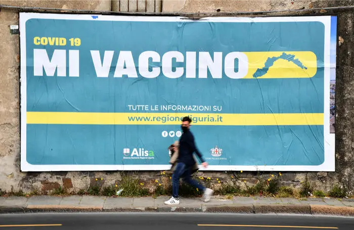 Sono centinaia i manifesti apposti in città' per la campagna informativa sulle vaccinazioni della regione Liguria. Genova 25 marzo 2021. ANSA/LUCA ZENNARO