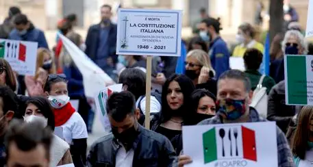 Riaperture in aprile: scontro in maggioranza sui possibili allentamenti. Sanità: obbligo di vaccinarsi per tutti e stipendio sospeso a chi rifiuta