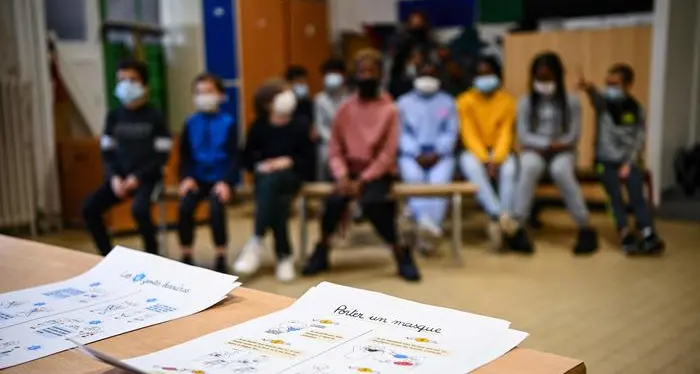 Parigi, la sindaca Hidalgo chiede la chiusura delle scuole