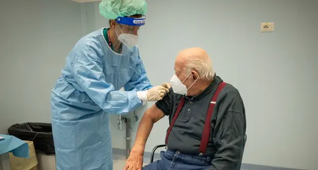 Al via domani le vaccinazioni anche per gli over 70