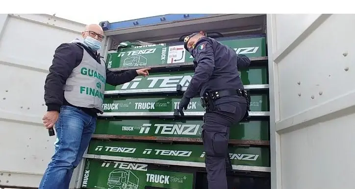 I finanzieri scoprono il gasolio di contrabbando nascosto in un tir: cisterna camuffata sotto un carico di sapone