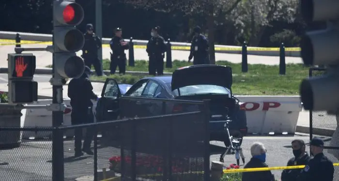 Capitol Hill, auto travolge le guardie: ucciso un poliziotto. Morto l'aggressore, aveva un coltello