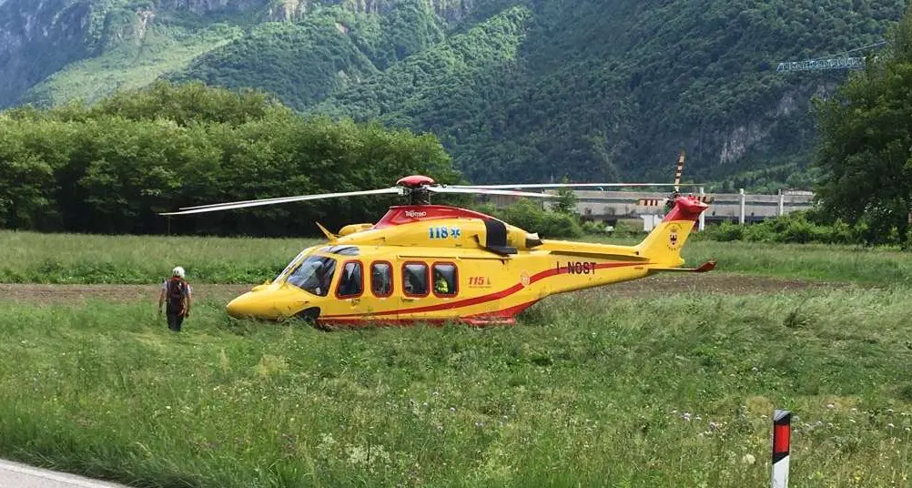 Scontro con un camion: gravemente ferito il conducente di un'Apecar