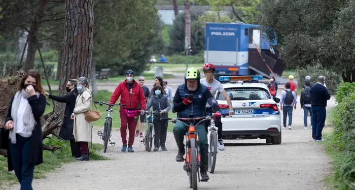 Le Regioni: valutare riaperture dal 20 aprile se i dati migliorano ancora