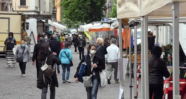 Il mercato del giovedì torna anche in via Verdi e si rivedono i prodotti non alimentari