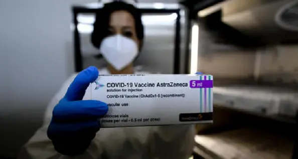 AstraZeneca, ora in Italia è raccomandato per gli over 60. Locatelli: si accelera sulla popolazione più esposta ai danni gravi del covid