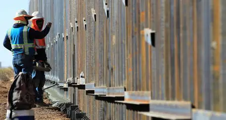 Migranti, Biden cancella dal bilancio i fondi per il muro di Trump