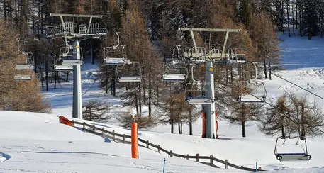 I sindacati: «Solo briciole agli stagionali rimasti senza indennità»