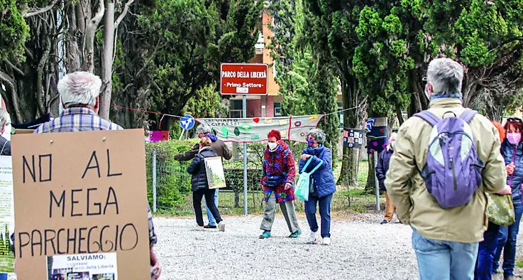 \"No al progetto di mega parcheggio\": continua la lotta dell'Assemblea parco della Libertà