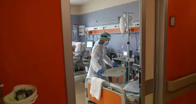 Altri 476 decessi e 13.447 nuovi contagi, diminuiscono il tasso di positività e i pazienti negli ospedali