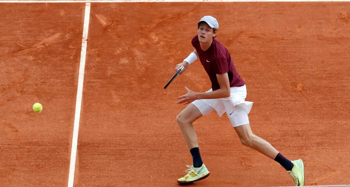 Sinner tiene bene il campo ma si inchina a Djokovic che gli fa i complimenti
