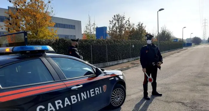 Avvelena a cena la madre e il compagno: l'uomo muore, grave la donna. I carabinieri fermano il figlio 19enne