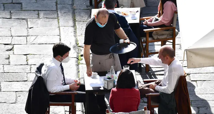 Ecco lo schema e le regole delle riaperture. In Trentino da lunedì ok ai ristoranti negli spazi esterni. In tutta Italia tante novità dal 26 aprile