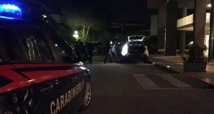 Lite per il parcheggio: un uomo accoltellato a morte