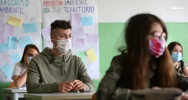 I presidi: in Italia troppe aule piccole, al 100% in presenza niente distanziamento