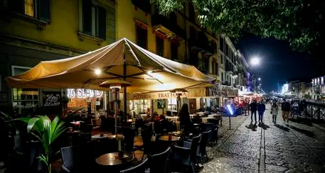 Le Regioni rilanciano: coprifuoco alle 23 e da lunedì ristoranti anche all'interno