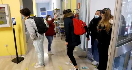 Mazzacca (Cgil): cautela sul rientro alle superiori al 100%, prima risolvere trasporti e screening