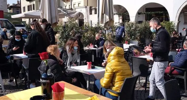 Ora è ufficiale: il Trentino torna zona gialla. Ma Fugatti preme: \"Il governo sposti il coprifuoco alle 23 e consenta ai ristoranti il servizio all'interno\"