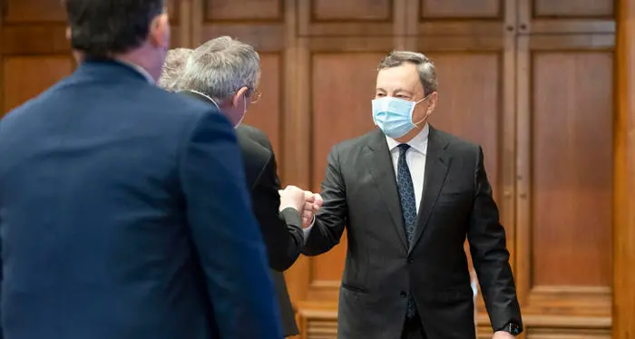 Draghi presenta il Recovery: pensioni, quota cento sparirà dal 2022. Niente proroga al 2023 del superbonus edilizio