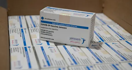 Anche negli Usa via libera al Johnson&Johnson, mentre l'Ema conferma: AstraZeneca più efficace nelle età avanzate