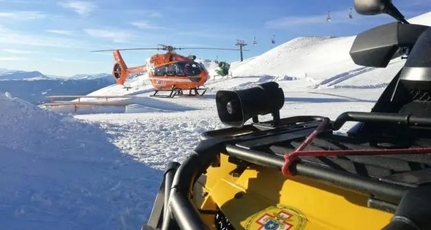 Perde il controllo della motoslitta e rotola sul pendio: ricoverato in condizioni gravi