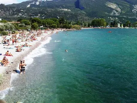 Spiagge affollate al Lido di Arco sul lago di Garda, 15 agosto 2013. ANSA