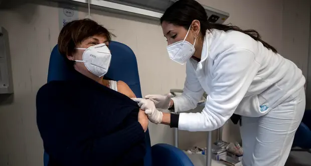 Operatori sanitari trentini non vaccinati, si studiano le contromisure: \"Non è caccia alle streghe, ma abbiamo avviato i colloqui\"