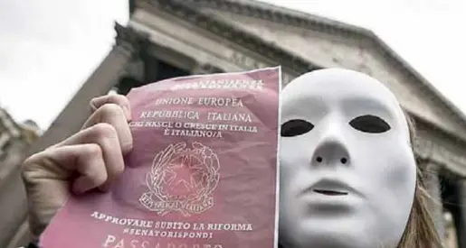 Chiede la cittadinanza italiana, il Commissariato del governo la nega: \"Guadagna troppo poco\"