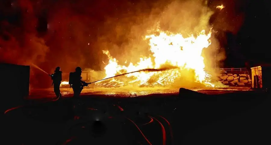Impressionante rogo nella notte al centro di riciclaggio di Brunico