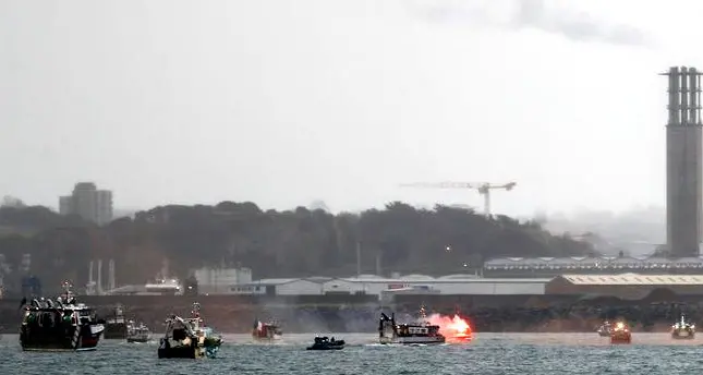 Pesca, alta tensione fra Londra e Parigi: navi militari nella Manica