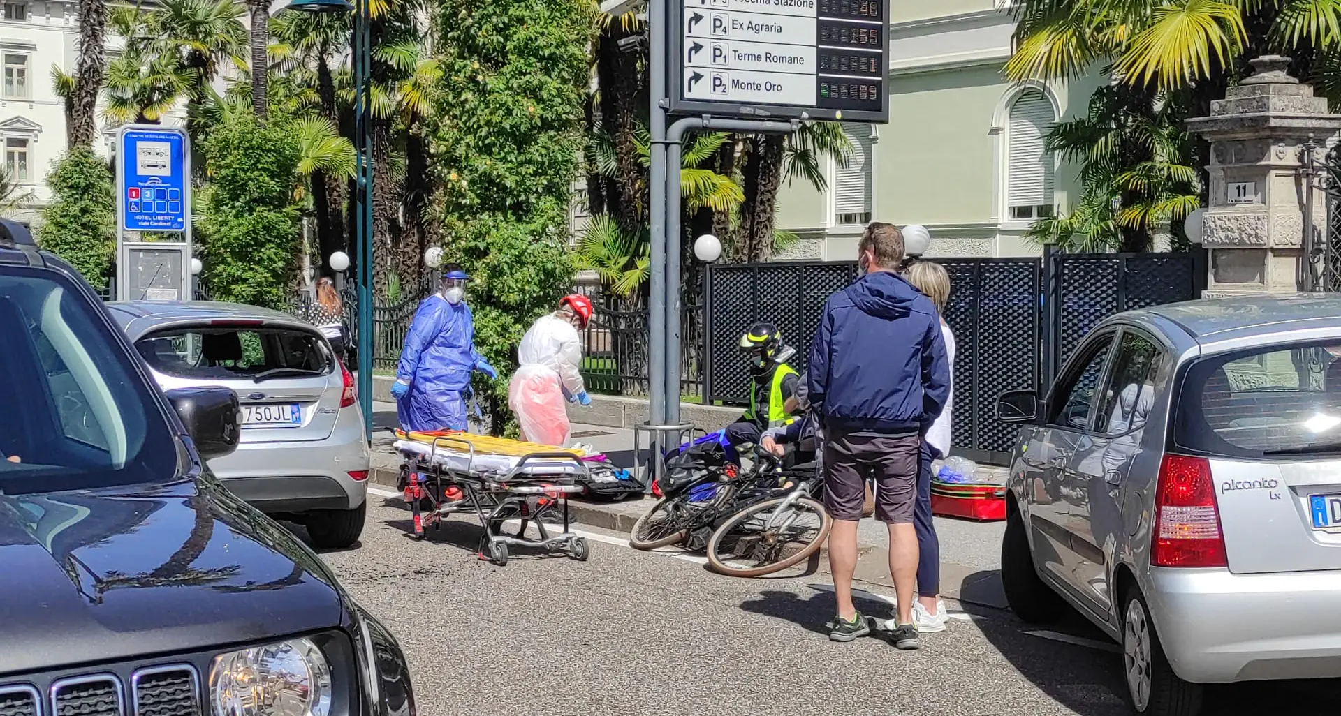 Ciclista investito in pieno centro a Riva del Garda