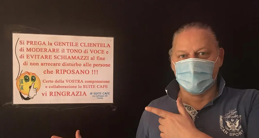 Schiamazzi all'esterno del bar: il tribunale assolve il titolare