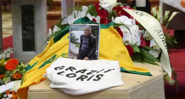L'ultimo abbraccio commosso a Loris Angeli, storico presidente del Calcio Dro