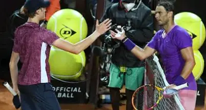 Sinner si difende e resiste con Nadal: finisce 7-5, 6-4 per lo spagnolo
