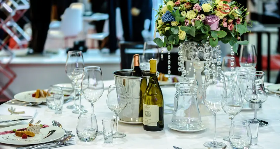 Per festeggiare il battesimo simulano un pranzo di nozze al ristorante