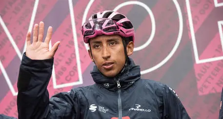 Bernal trionfa nella pioggia a Cortina d'Ampezzo e consolida la maglia rosa