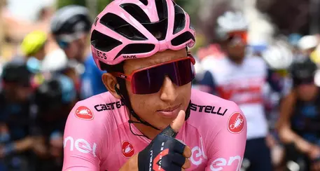 Alpe Motta, trionfa Damiano Caruso. Bernal in rosa verso il gran finale di Milano