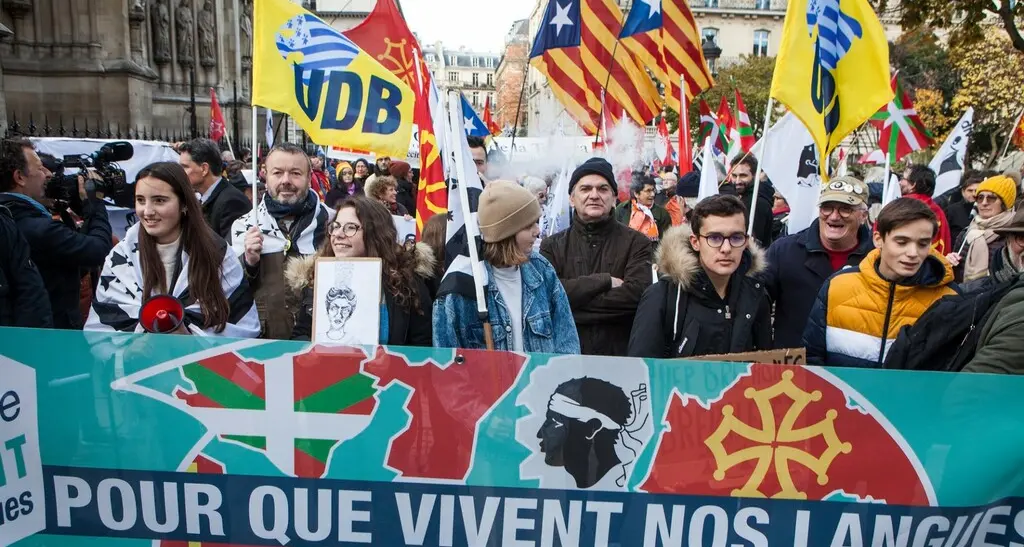 Francia: scure sulle lingue minoritarie, in migliaia in piazza contro il Consiglio costituzionale