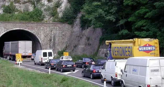 Code sulla Valsugana da Pergine alla galleria dei Crozi: tamponamento nel tunnel