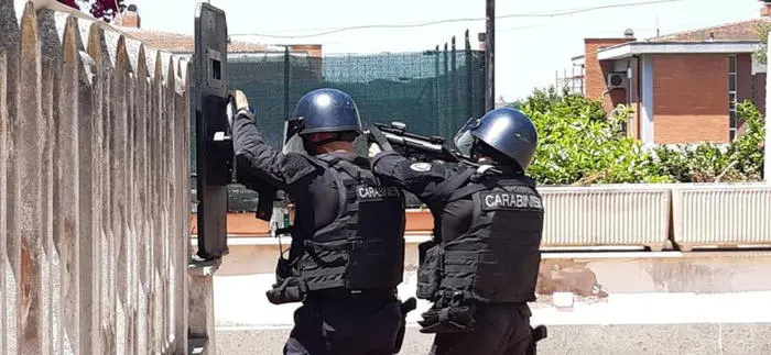 (ANSA) - ROMA, 13 GIU - Due strade del comprensorio di villette di Ardea che portano alla casa dell'uomo che ha ucciso due bambini e un anziano sono state isolate da polizia e carabinieri, che tengono a decine di metri la stampa. Un drone sorvola l'abitazione dello sparatore, un 35enne, e un elicottero è atterrato sul retro. Potrebbe essere la preparazione del blitz del corpo speciale Gis carabinieri. I vigili del fuoco hanno staccato gas e luce dalla zona, secondo quanto riferito. (ANSA).