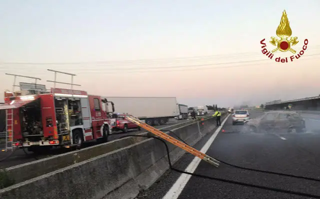 Assalto a portavalori sull'A1, chiodi e spari