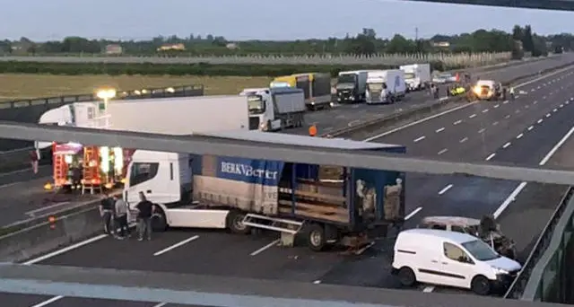 Assalto al portavalori, spari e fiamme in autostrada fra Modena e Bologna - FOTOGALLERY