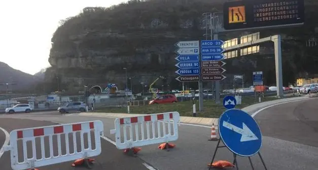 Lavori al viadotto Montevideo: lunghe code sulla Gardesana verso il Bus de Vela