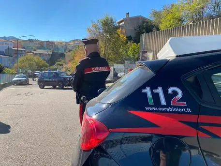 E' caccia ai malviventi a Fonni e nelle strade di campagna del Nuorese, alla ricerca dei malviventi che questa mattina non hanno esitato a sparare durante una rapina all'ufficio postale del paese, 31 ottobre 2020. Ferita non gravemente, ma colpita alla caviglia, una giovane 25enne carabiniere. La donna è stata trasportata con l'elisoccorso del 118 all'ospedale San Francesco di Nuoro dove è stata ricoverata in codice giallo. Secondo una prima ricostruzione dei militari, i rapinatori quando si sono accorti della pattuglia che eseguiva un normale servizio di perlustrazione della zona, hanno aperto il fuoco colpendo la donna. ANSA/ CARABINIERI +++ ANSA PROVIDES ACCESS TO THIS HANDOUT PHOTO TO BE USED SOLELY TO ILLUSTRATE NEWS REPORTING OR COMMENTARY ON THE FACTS OR EVENTS DEPICTED IN THIS IMAGE; NO ARCHIVING; NO LICENSING +++